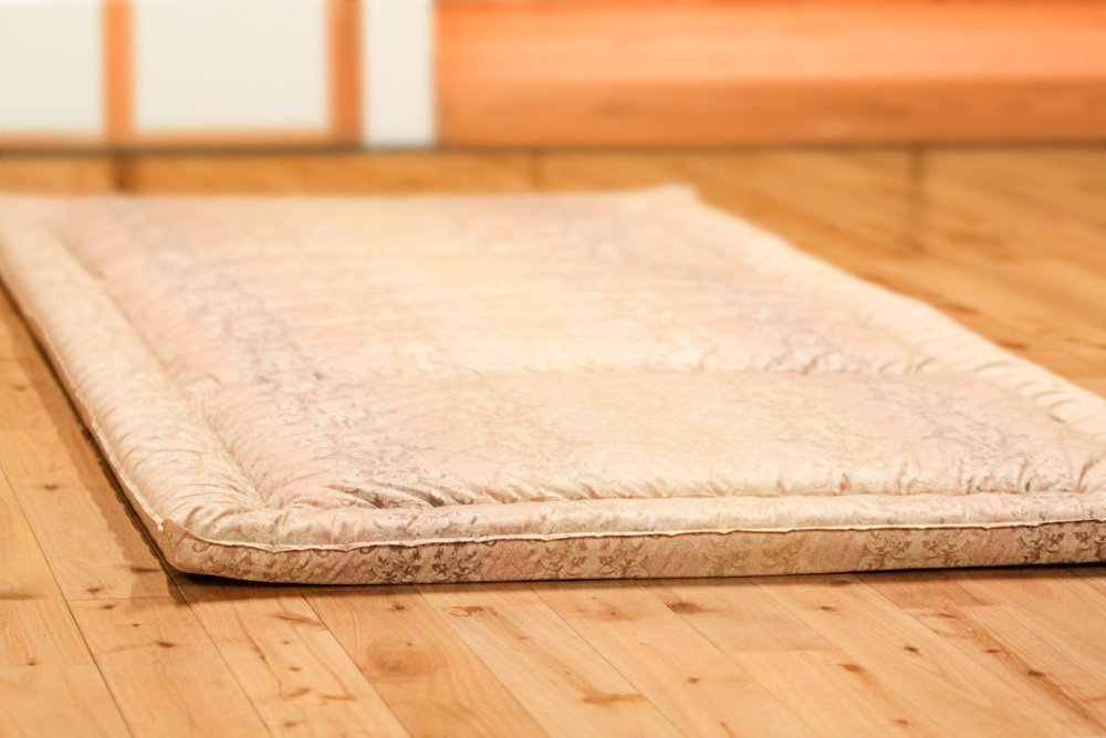 敷布団とベッドの寝心地は、フローリングや畳に直接敷布団を敷くと、ベッドよりも寝心地はやや硬めに感じます。