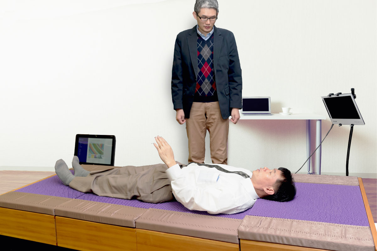 腰痛対策のためのマットレス敷布団開発中の研究風景
