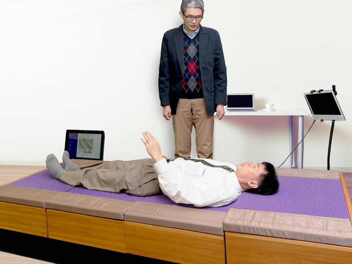 国立信州大学繊維学部感性工学課程　吉田教授と「寝姿勢４D測定器」