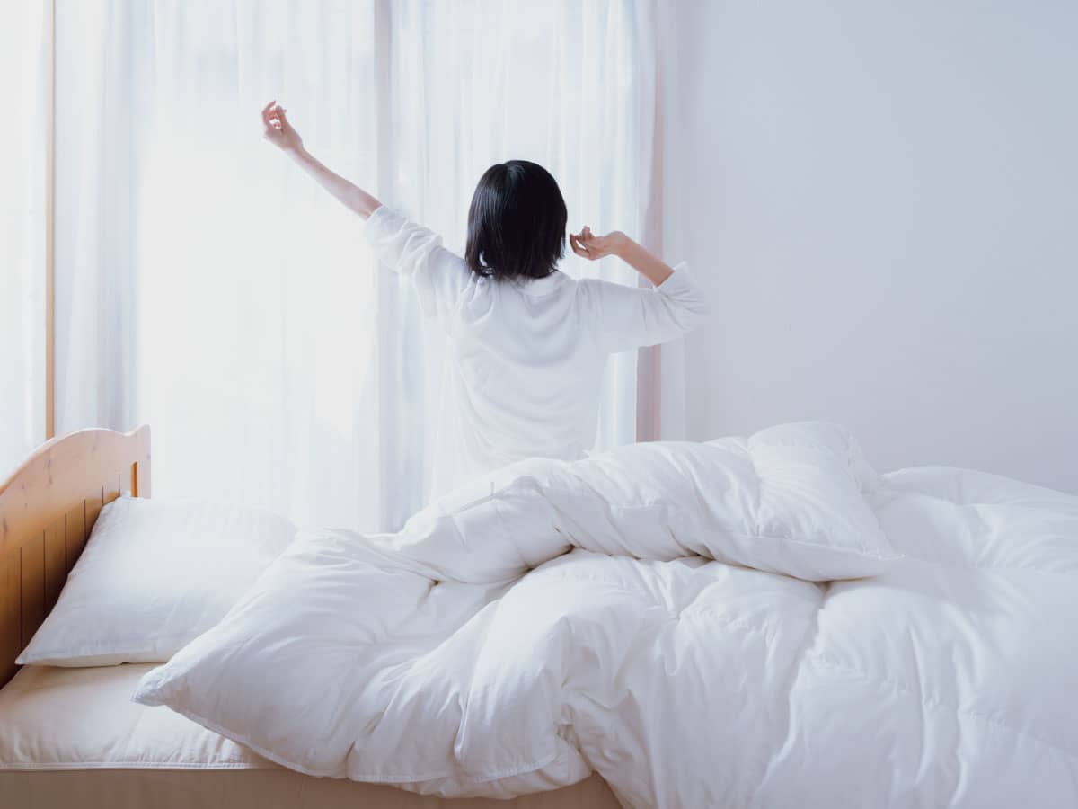 ベッドからずれ落ちにくい、身体にフィットする構造の羽毛布団