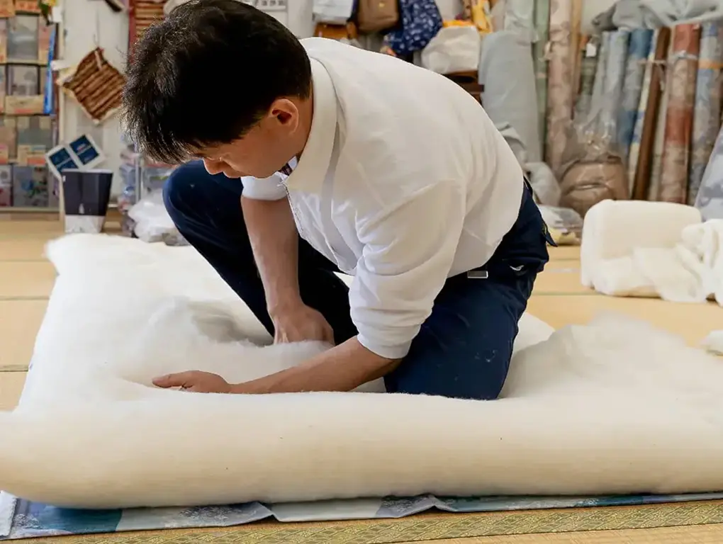 壁に立てかけるだけ