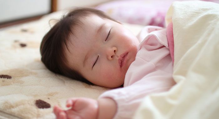 赤ちゃんの睡眠から考えるベビー用敷布団の記事です。