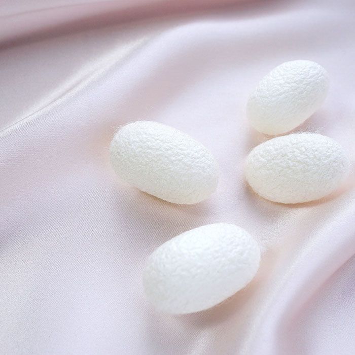 真綿(絹）敷布団のへたり原因と対策。絹は湿気と乾燥で伸縮して、へたります。弾力性に乏しいため、本来は敷布団には向いていません。