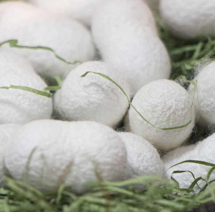 真綿（絹）の敷布団は、絹も動物性蛋白なので、湿気と乾燥で伸縮し、やはりへたります。