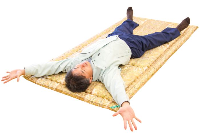 敷布団の寝心地を見極めるコツは、寝てる時にきれいな姿勢をつくれるようにサポートできる敷布団です。