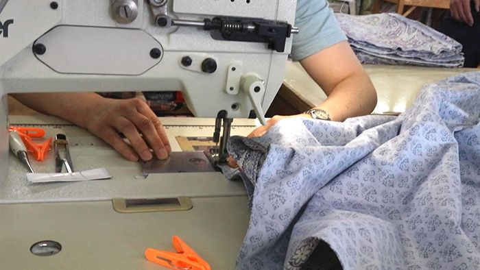 「目打ち」で目印となる線をつけた部分をミシンで縫って「縫製」します。