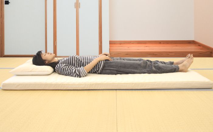 敷布団のサイズを伸ばすサイズオーダーで、仰向けに眠って健康で長生きしましょう。