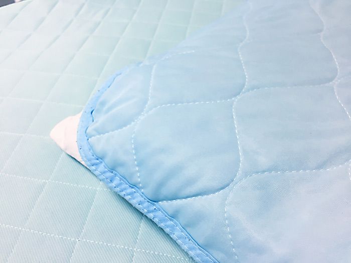 スプリングベッドのベッドマットレスは、汗を吸わないのでベッドパットを使いましょう。