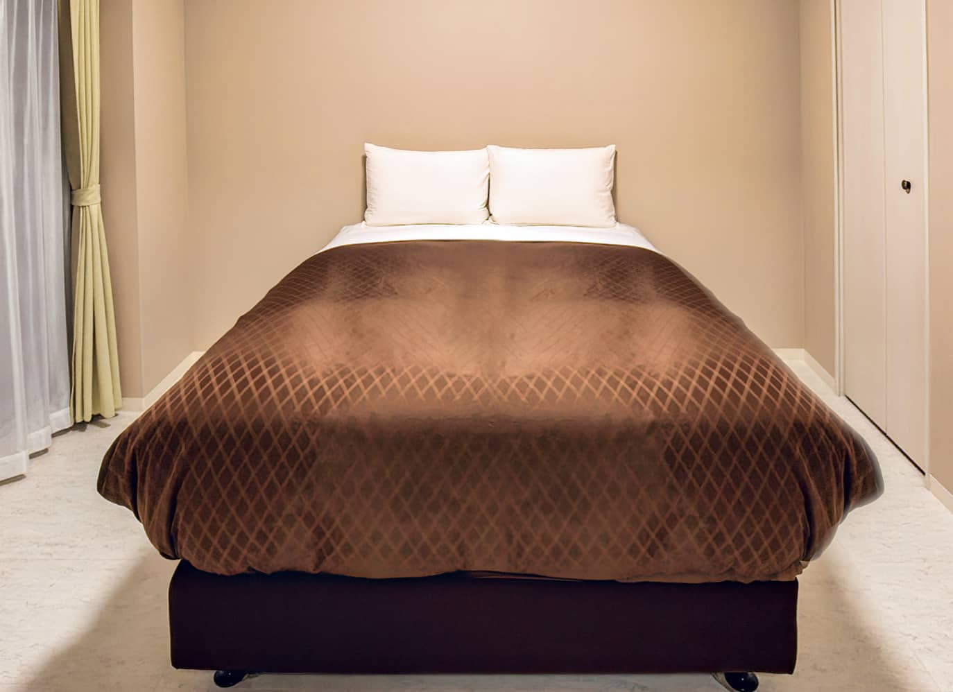 ベッドスプレッドをご家庭でも使用すれば、内側に好きな毛布を掛け、ベッドスプレッドで羽毛布団ごとキレイにベッドメイキング