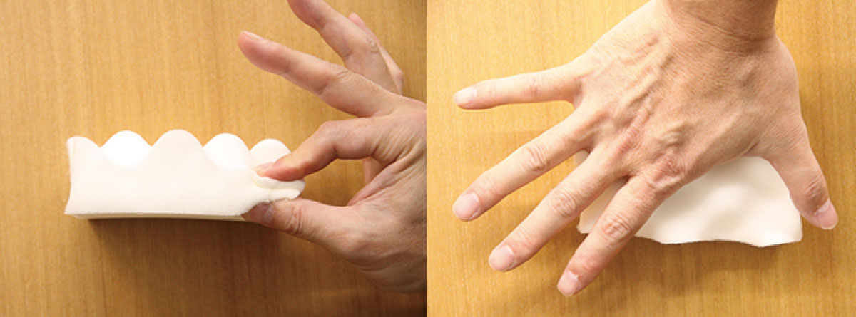 超高反発凸凹ウレタンを指で潰す、手で押す。