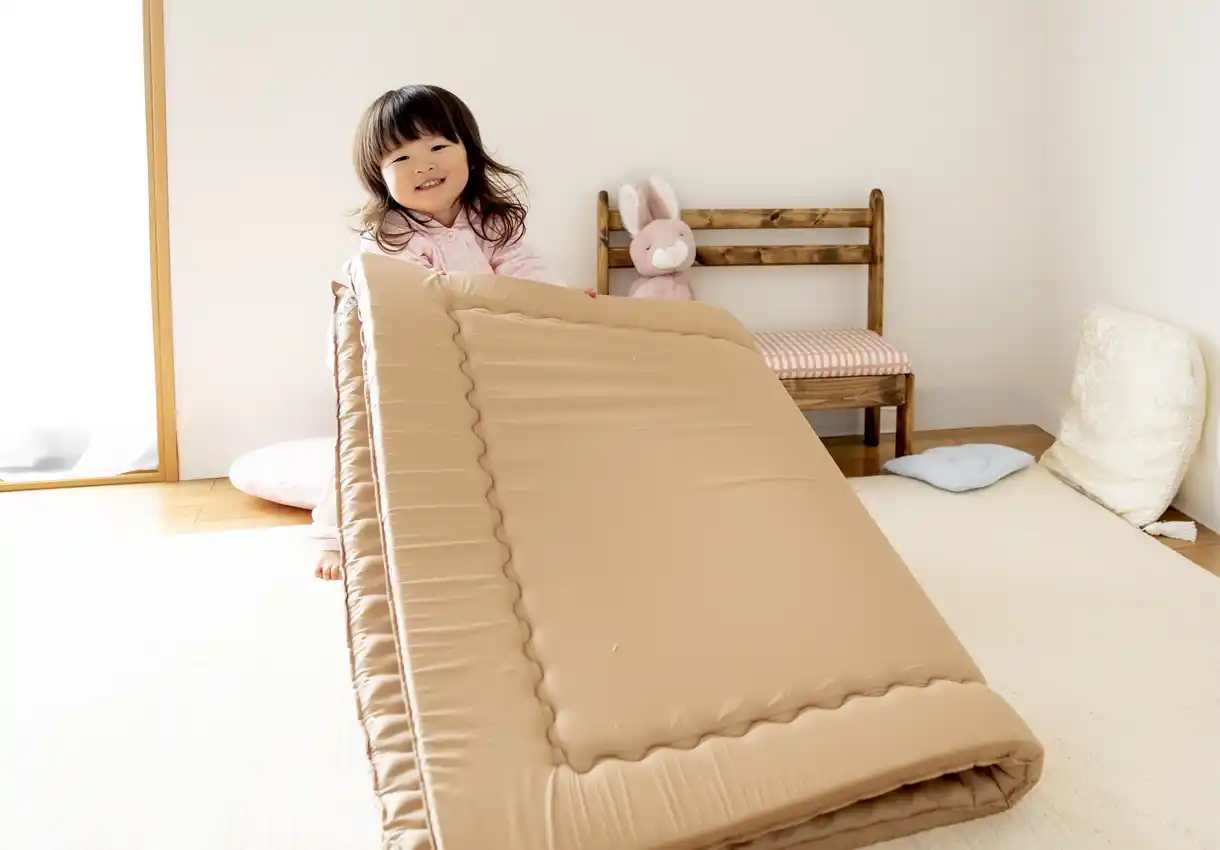 お子さまが自分で運べる軽さの木綿敷布団