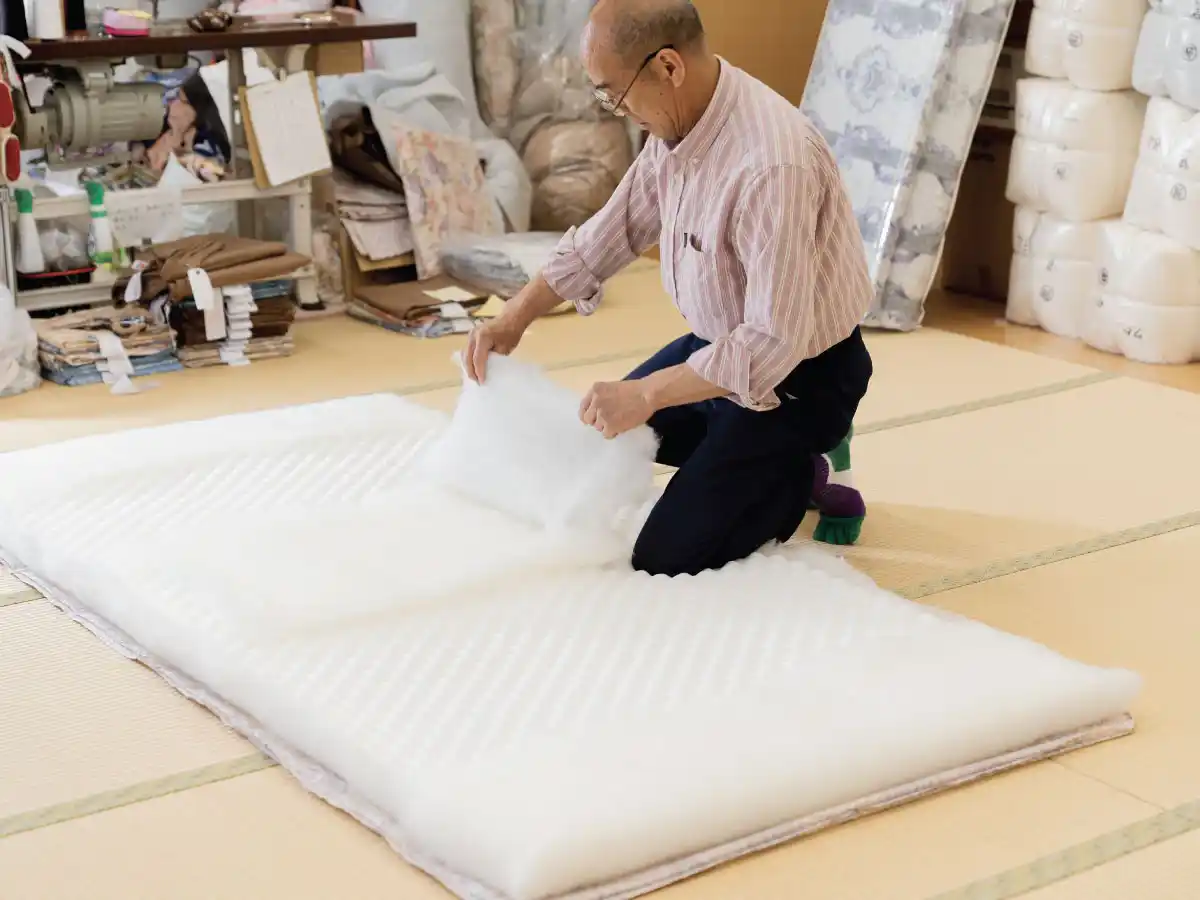 ニューカルカル木綿敷布団を作っている様子