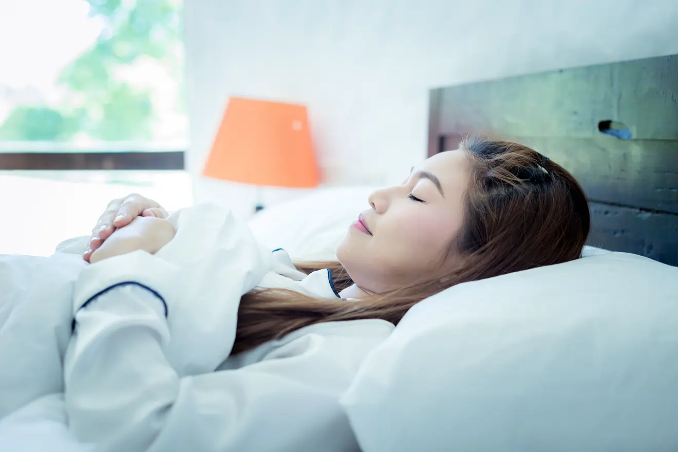 気持ちよく眠っている女性の写真