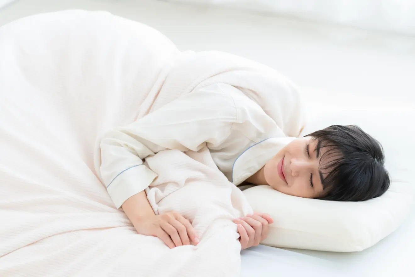 気持ちよく眠っている女性の写真