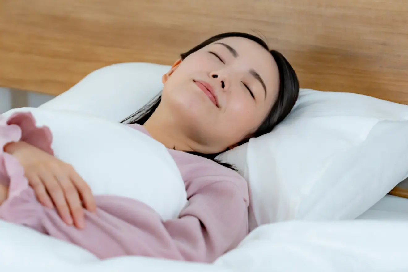 ぐっすり眠っている女性の写真
