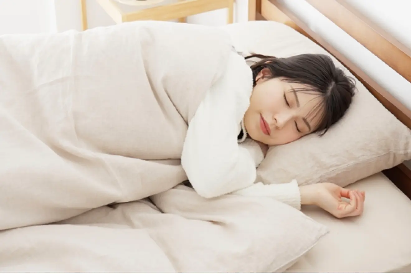 気持ちよく眠っている女性の写真