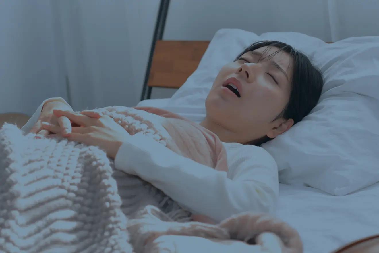 いびきをかきながら寝ている女性の写真