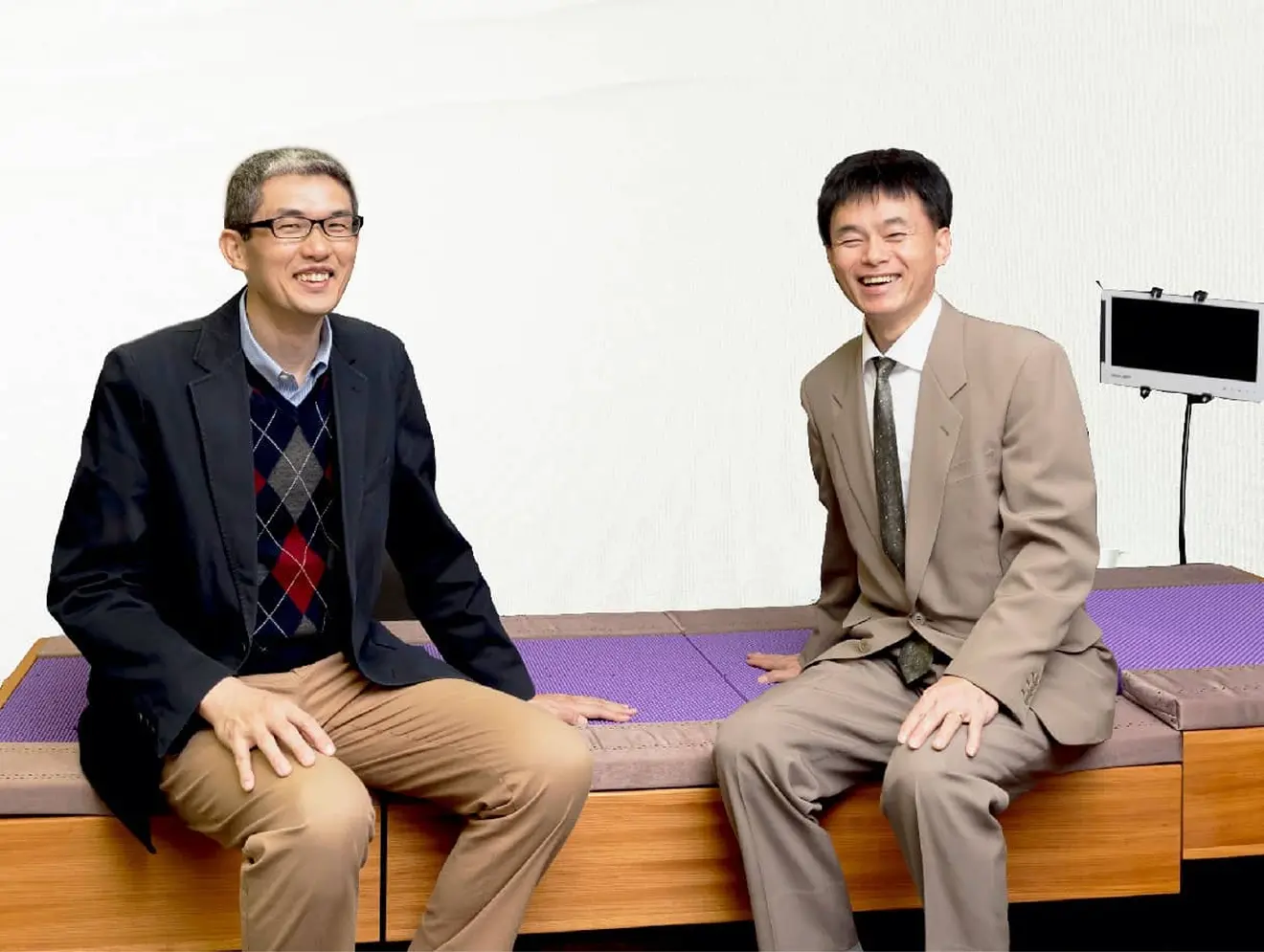 信州大学繊維学部で感性工学を研究する吉田宏昭教授と櫻道ふとんの林義浩代表