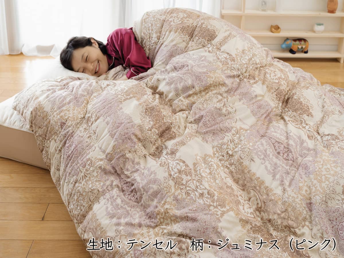 仕立て直した羽毛布団で気持ちよさそうに眠る女性